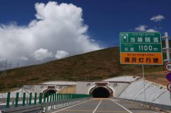 世界上海拔最高的高速公路，那拉高速平均海拔4500米以上